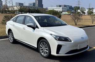 埃安牌AHC7001BEVA2C型换电式纯电动轿车