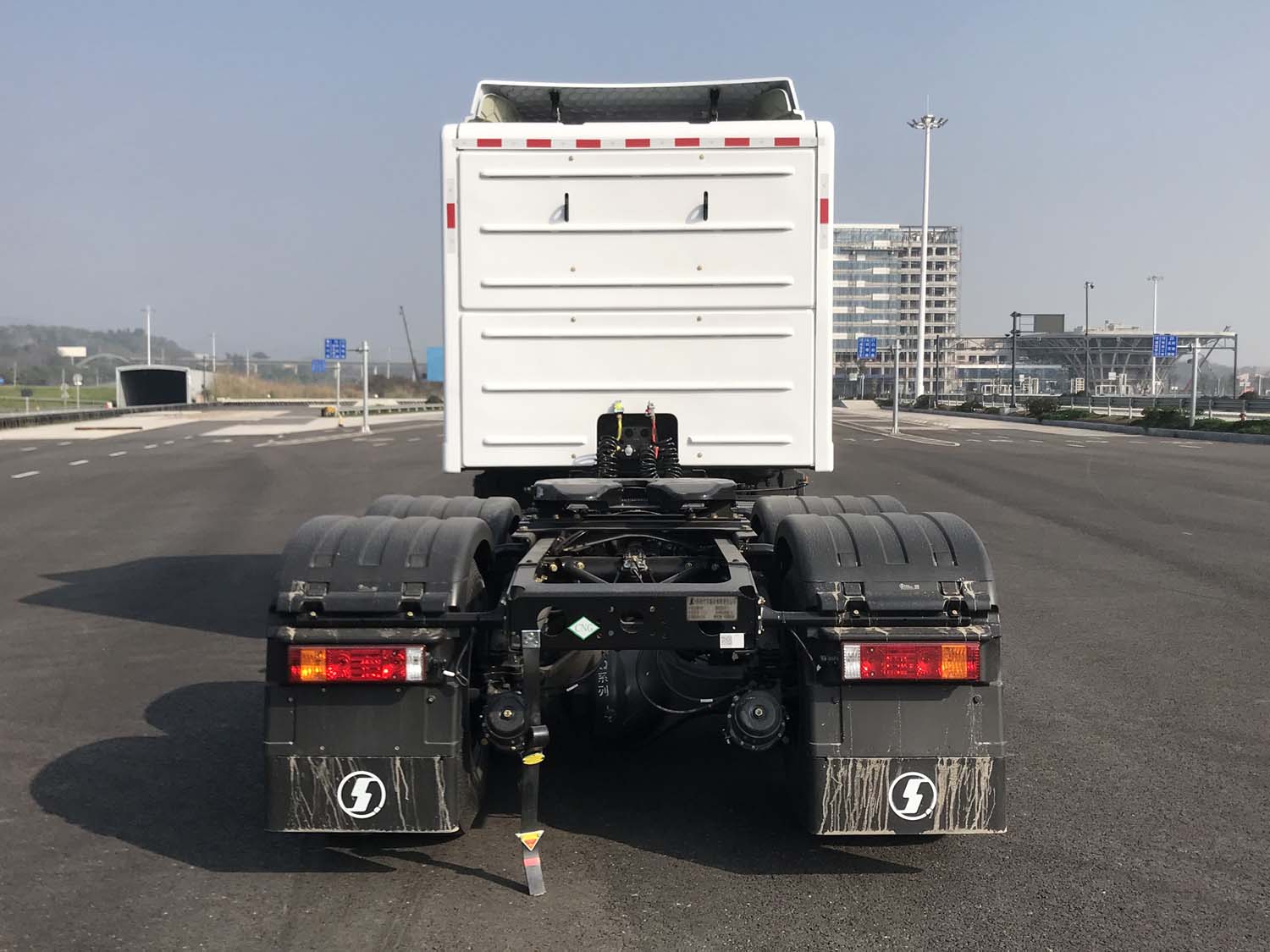 SX4259XD4TQ2 陕汽牌560马力后双桥,后八轮CNG国六牵引汽车图片
