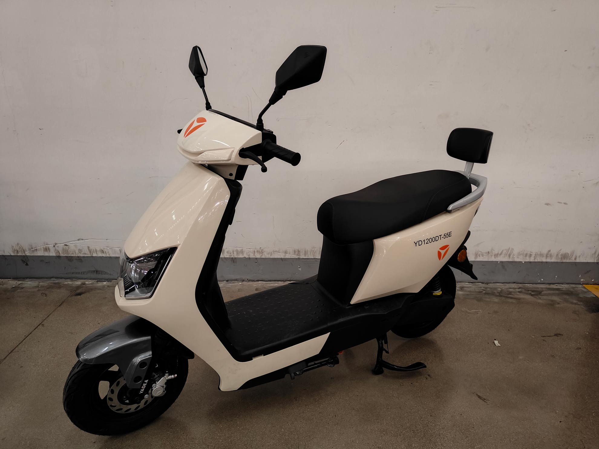 YD1200DT-55E 雅迪牌纯电动前盘式后盘式电动两轮摩托车图片