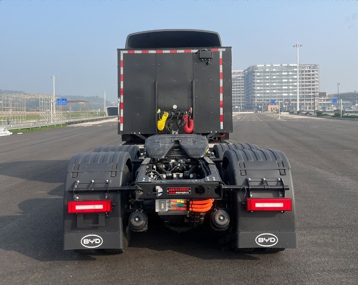 BYD4250C3BEV1 比亚迪牌354马力后双桥,后八轮纯电动纯电动半挂牵引车图片
