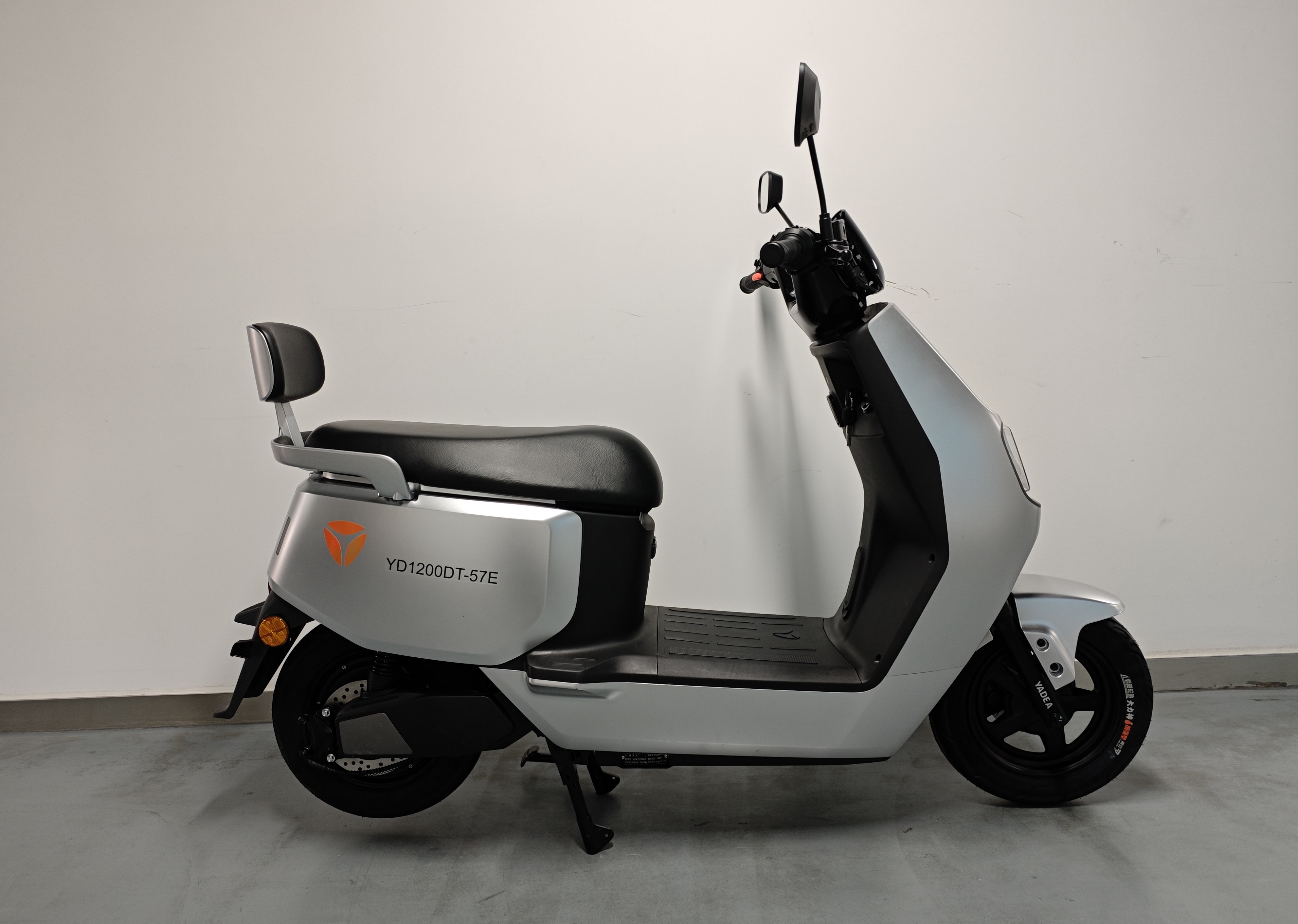 YD1200DT-57E 雅迪牌纯电动前盘式后盘式/鼓式电动两轮摩托车图片