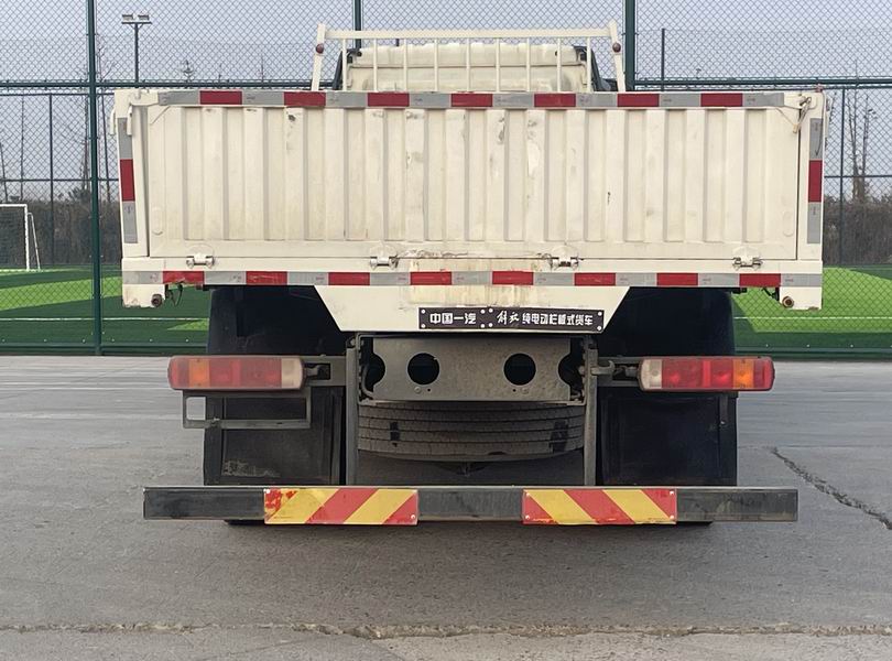 CA1251P62L5T3BEVA 解放牌233马力前四后四(小三轴)纯电动9.7米纯电动栏板式货车图片