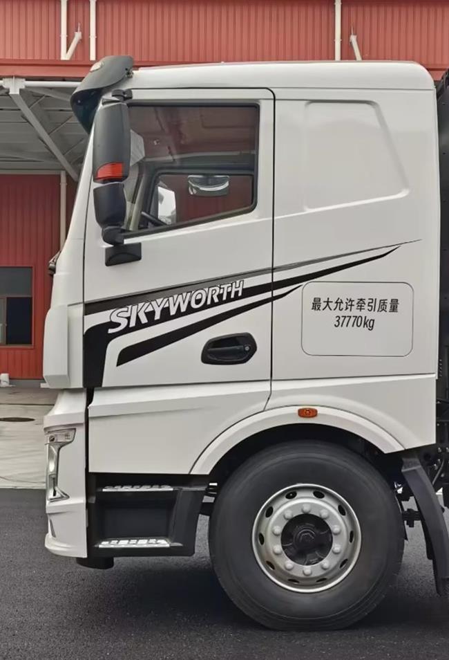 NJL4250KEMBEV 创维牌530马力后双桥,后八轮纯电动纯电动半挂牵引车图片