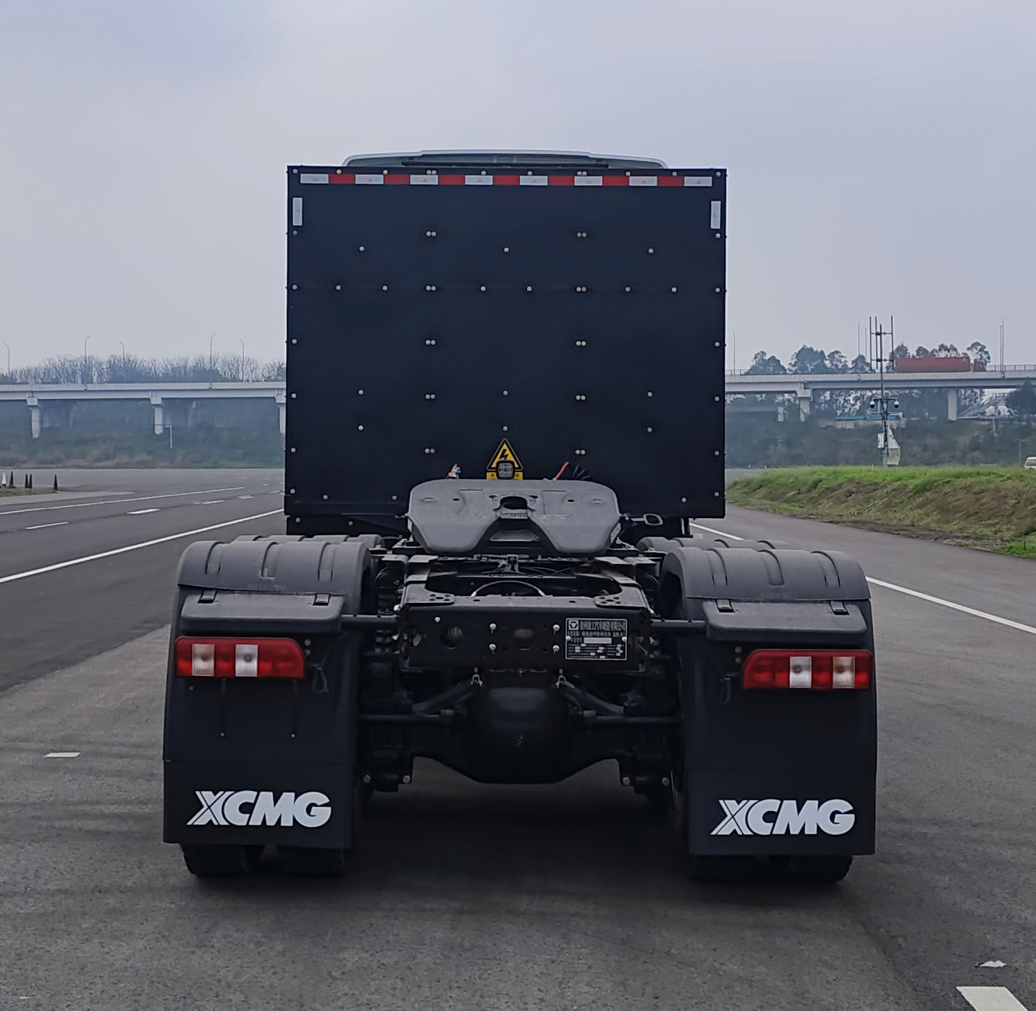 XGA4258BEVWC2 徐工牌707马力后双桥,后八轮纯电动纯电动半挂牵引车图片
