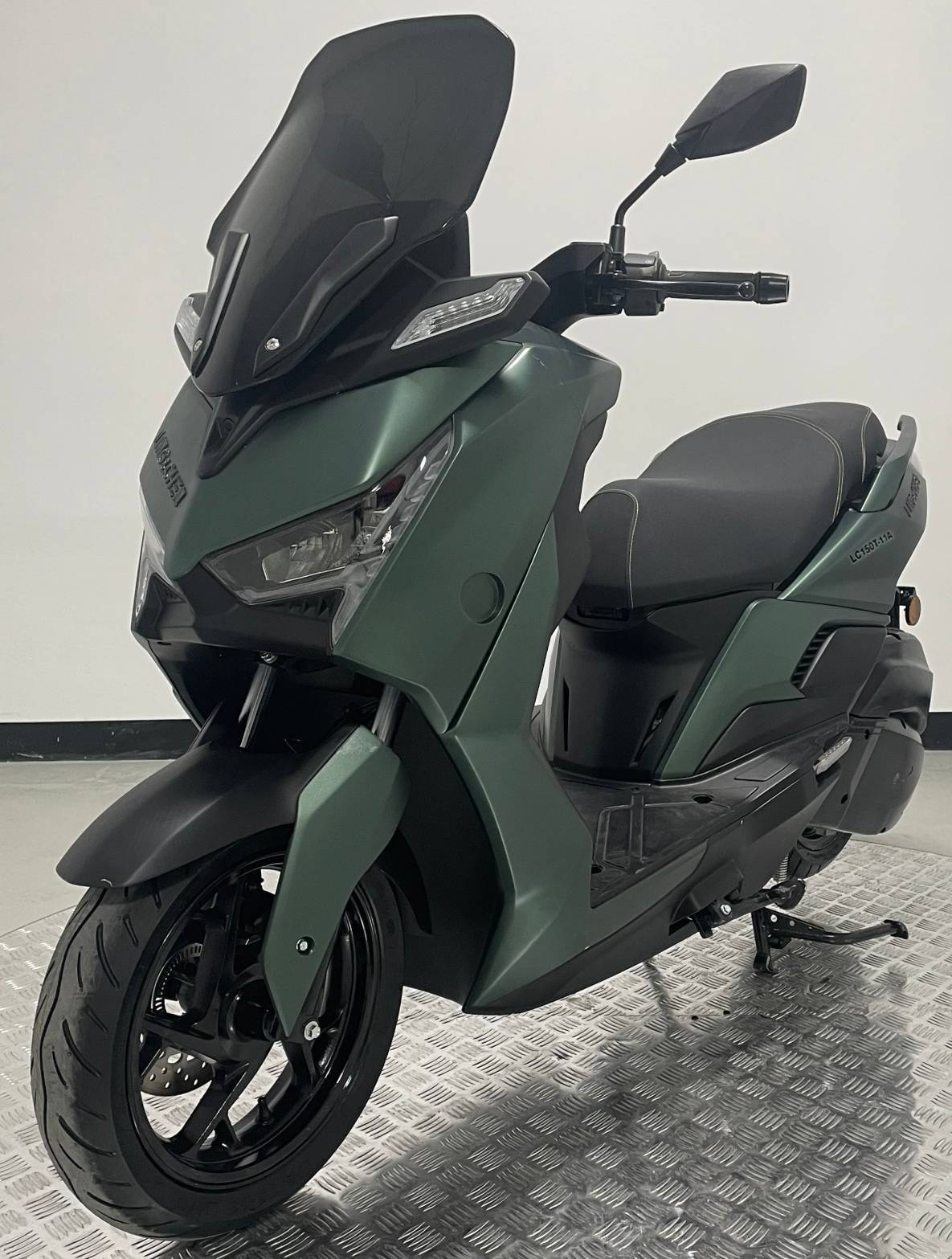 两轮摩托车