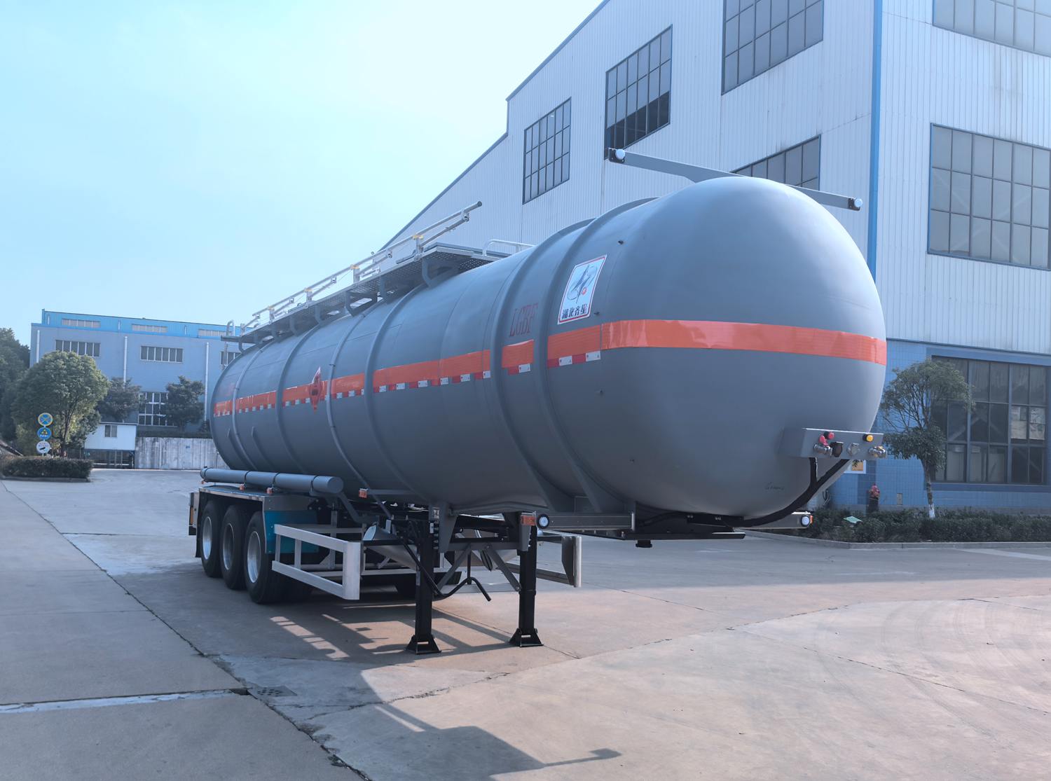 齐星牌12米33吨3轴易燃液体罐式运输半挂车(QXC9400GRYE)