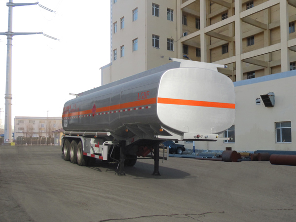 陆平机器牌10.9米30.6吨3轴运油半挂车(LPC9405GYYS)