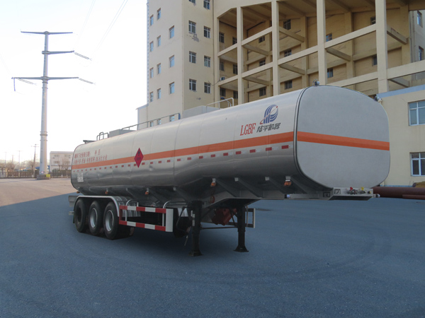 陆平机器牌11.6米30.4吨3轴运油半挂车(LPC9405GYYB)
