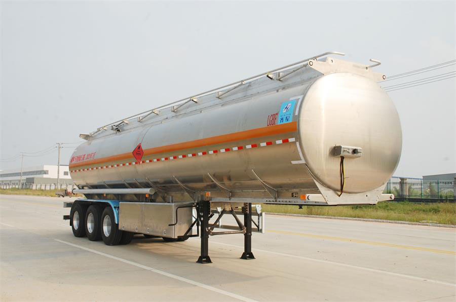 齐星牌12.5米33.3吨3轴铝合金运油半挂车(QXC9400GYYA)