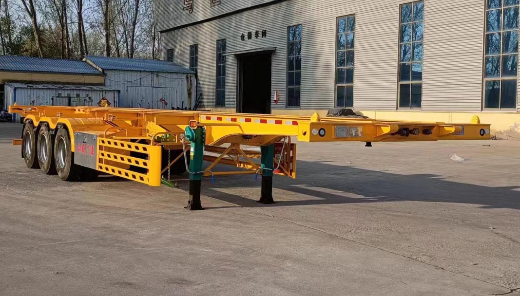 广通达牌JKQ9402TWY危险品罐箱骨架运输半挂车图片