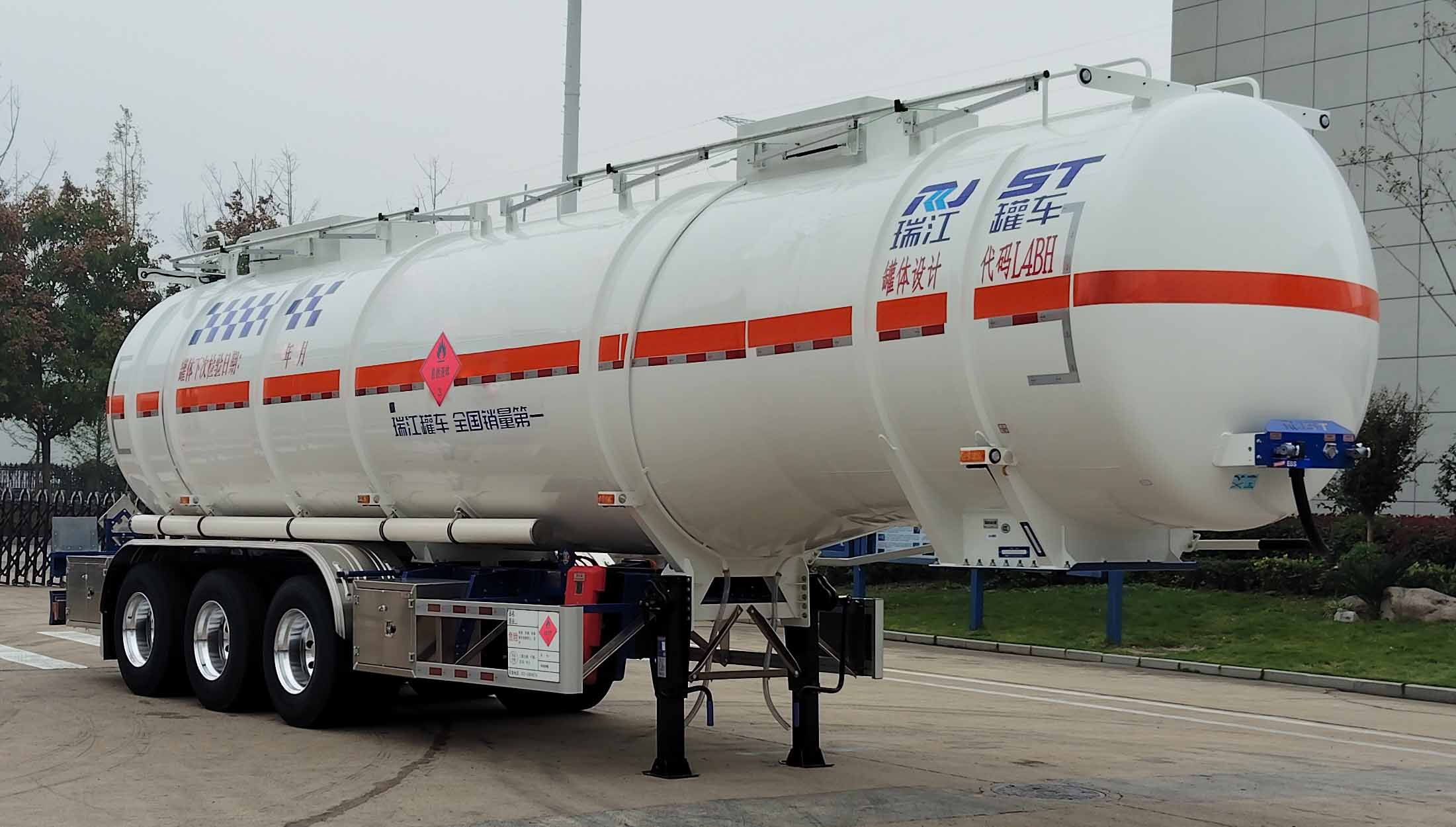 瑞江牌12米33.2吨3轴易燃液体罐式运输半挂车(WL9400GRYG)