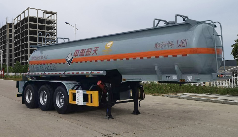 楚风牌10.2米32.5吨3轴腐蚀性物品罐式运输半挂车(HQG9403GFWG)