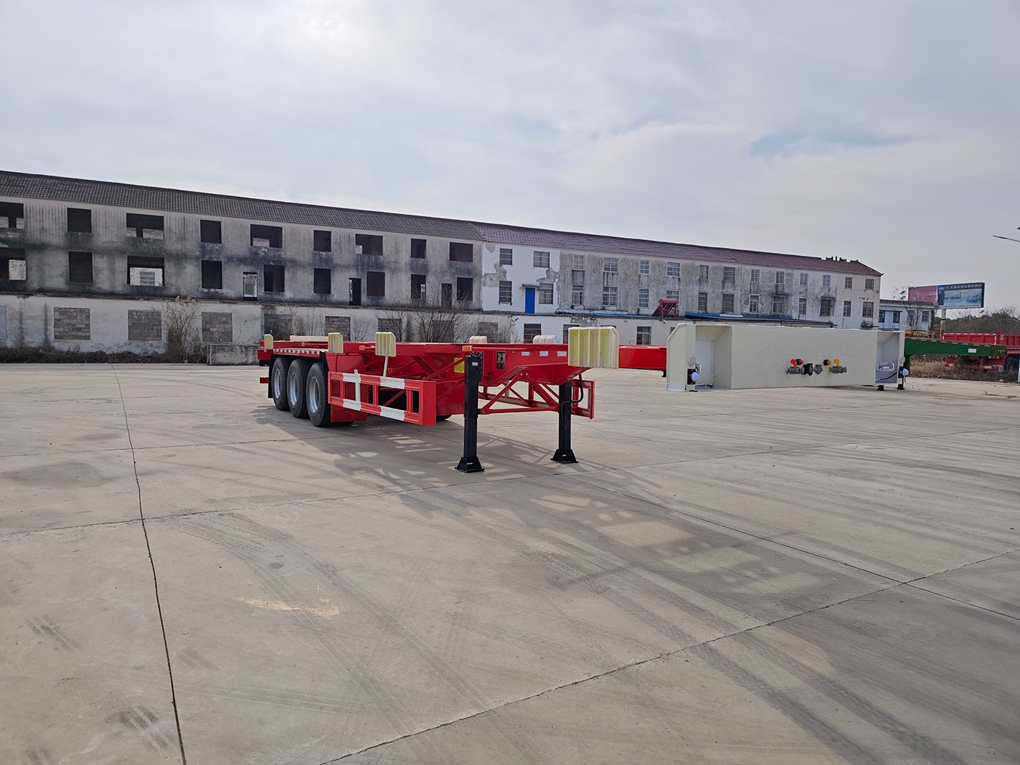 劳安牌12.5米30.5吨3轴集装箱运输半挂车(LR9370TJZ)