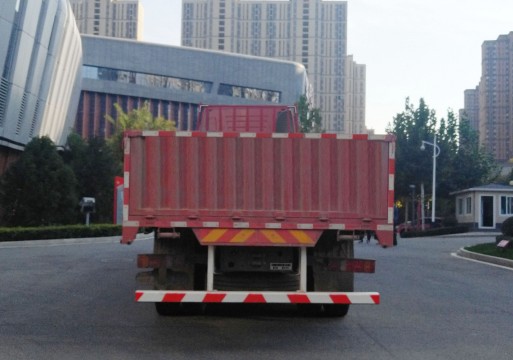 ZZ1317V466HF1 豪沃牌434马力前四后八柴油9.5米国六载货汽车图片