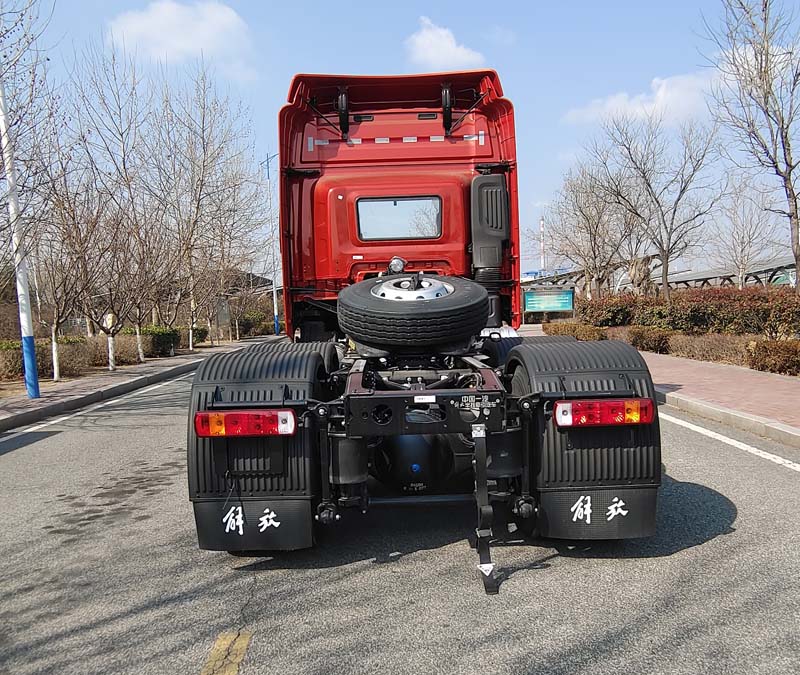 CA4255P26K2T1E6A80 解放牌400马力后双桥,后八轮柴油国六危险品运输半挂牵引车图片