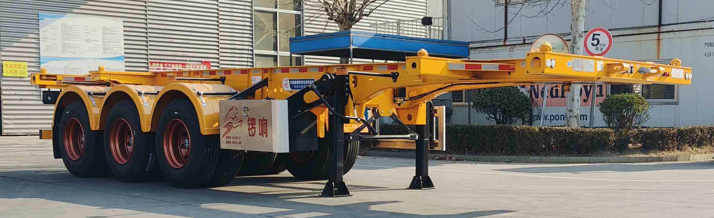 锣响牌9.9米35.3吨3轴危险品罐箱骨架运输半挂车(LXC9405TWY)