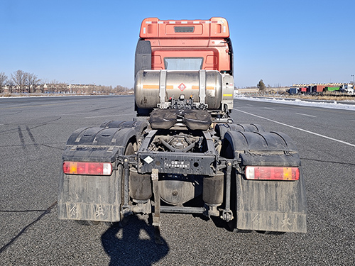 CA4250P66M25T1E6Z 解放牌475马力后双桥,后八轮LNG国六危险品运输半挂牵引车图片