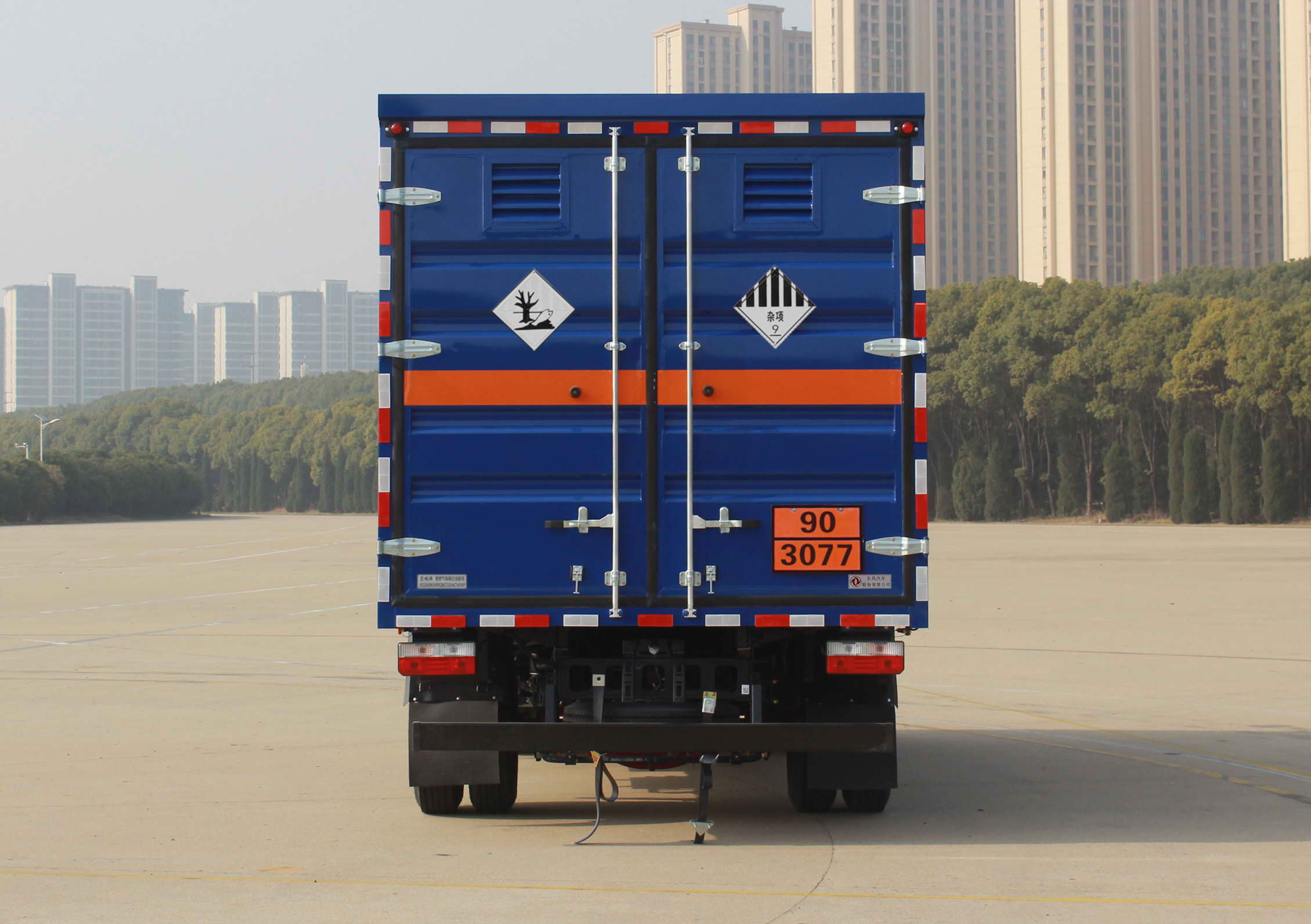 东风牌EQ5125XZW8CDCACWXP杂项危险物品厢式运输车公告图片