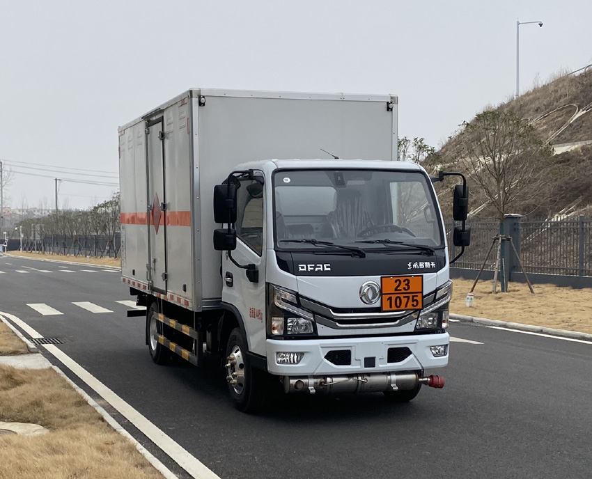 东风牌EQ5045XRQ3CDFACWXP易燃气体厢式运输车