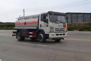 东风股份多利卡D7 SLS5120GYYE6运油车