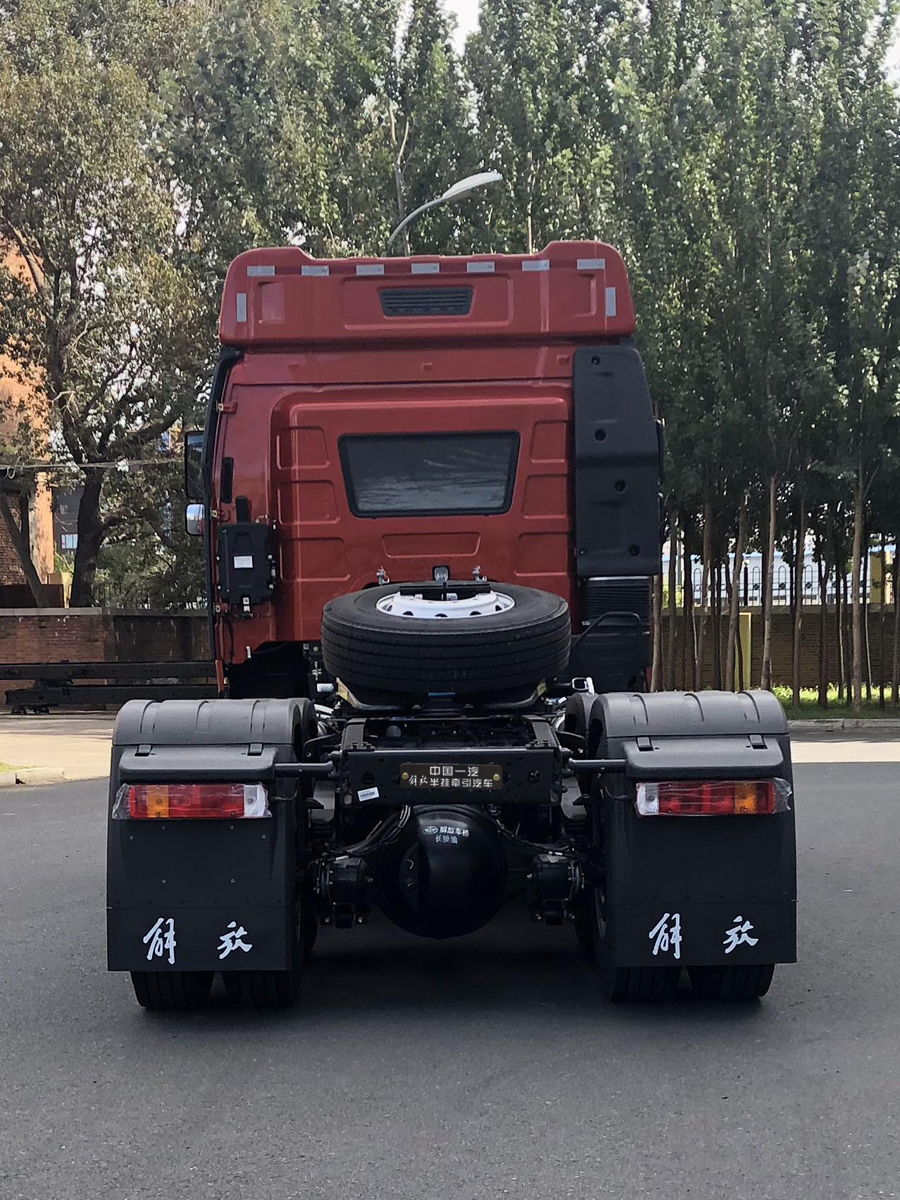 CA4250P66K25T2E6 解放牌564马力后双桥,后八轮柴油国六平头柴油半挂牵引汽车图片