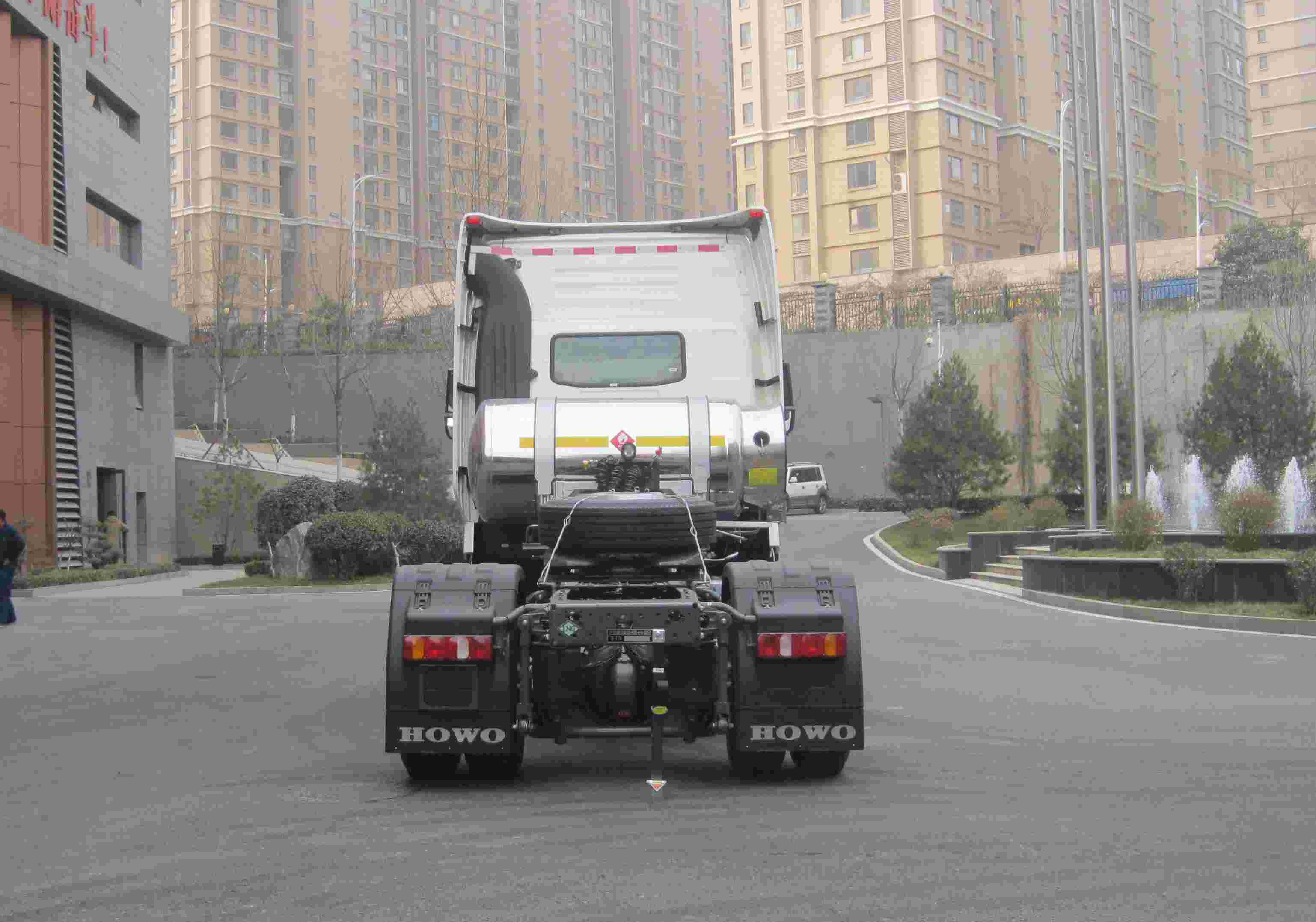 豪沃牌ZZ4187V381HF1L牵引汽车公告图片