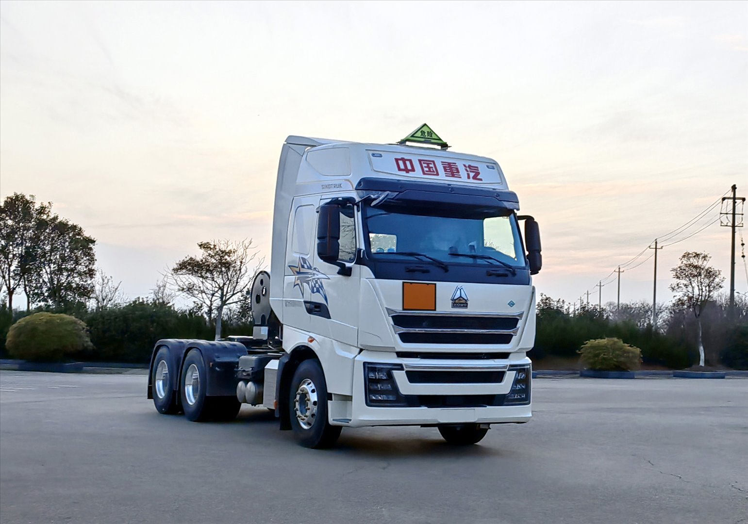 豪沃牌 445马力 危险品牵引车(ZZ4257V384HF1LW)