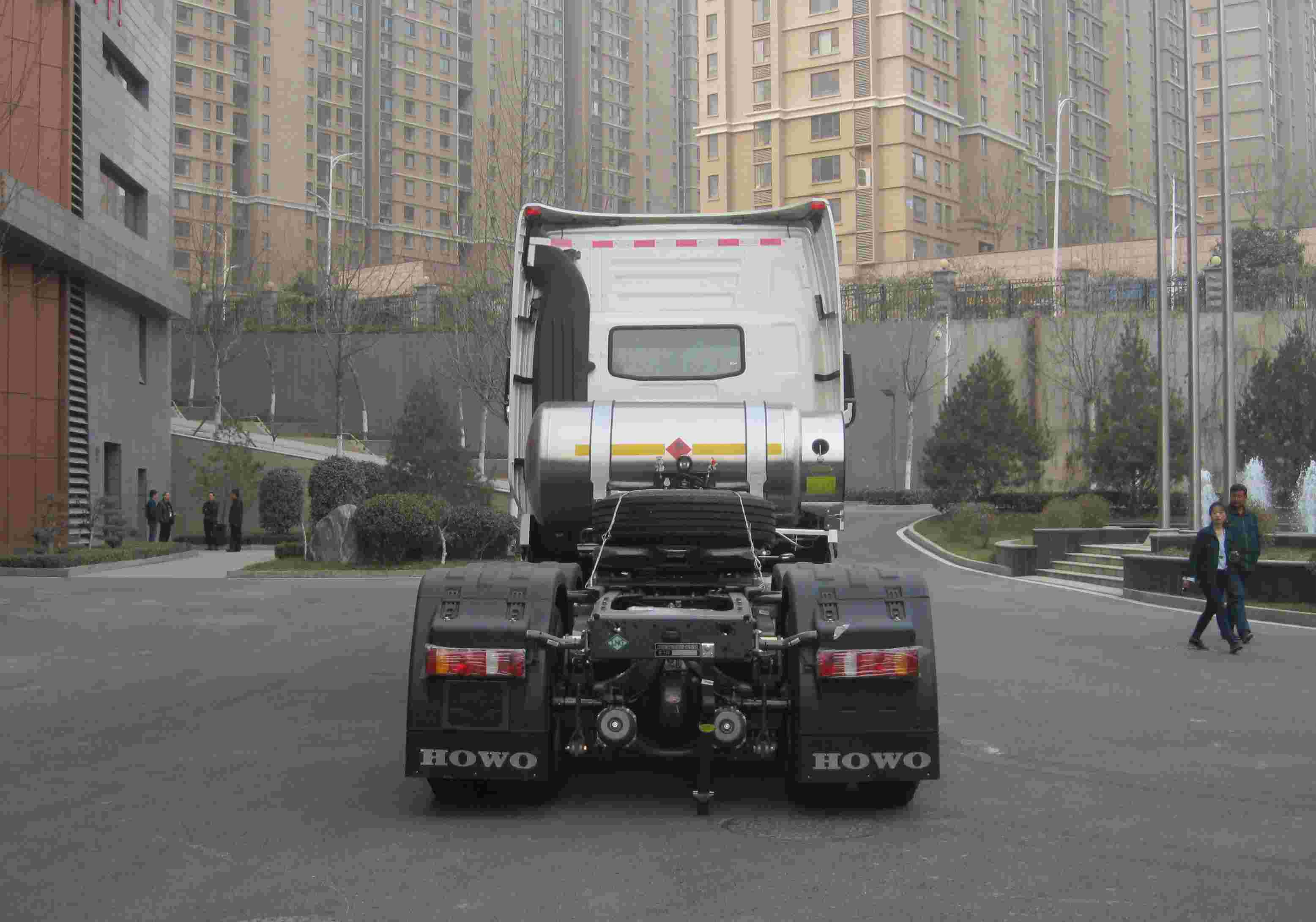 ZZ4257V384HF1LB 豪沃牌445马力后双桥,后八轮LNG国六牵引汽车图片
