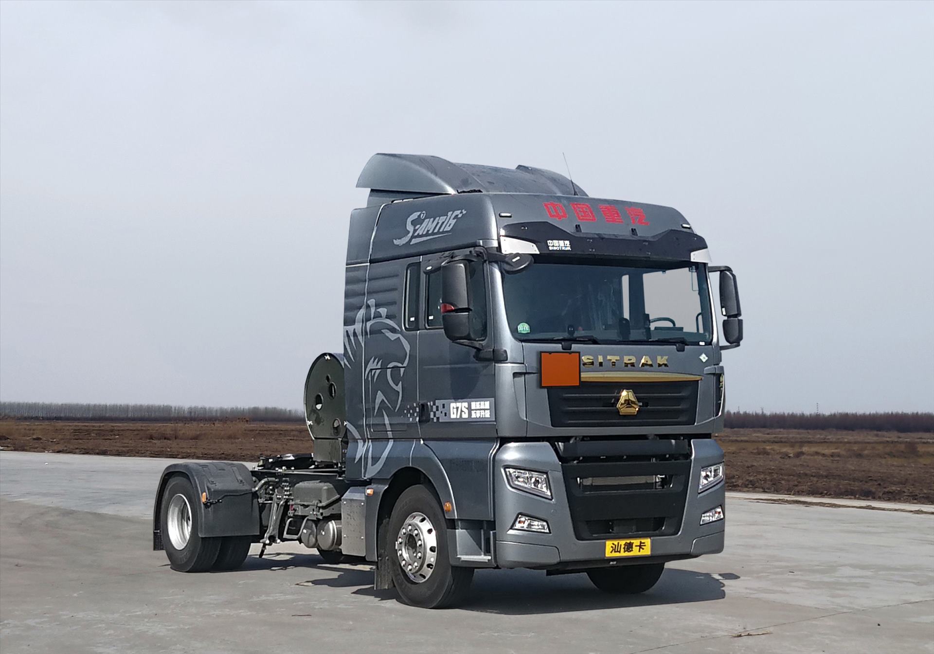 汕德卡牌 404马力 危险品牵引车(ZZ4186V421HF1LW)