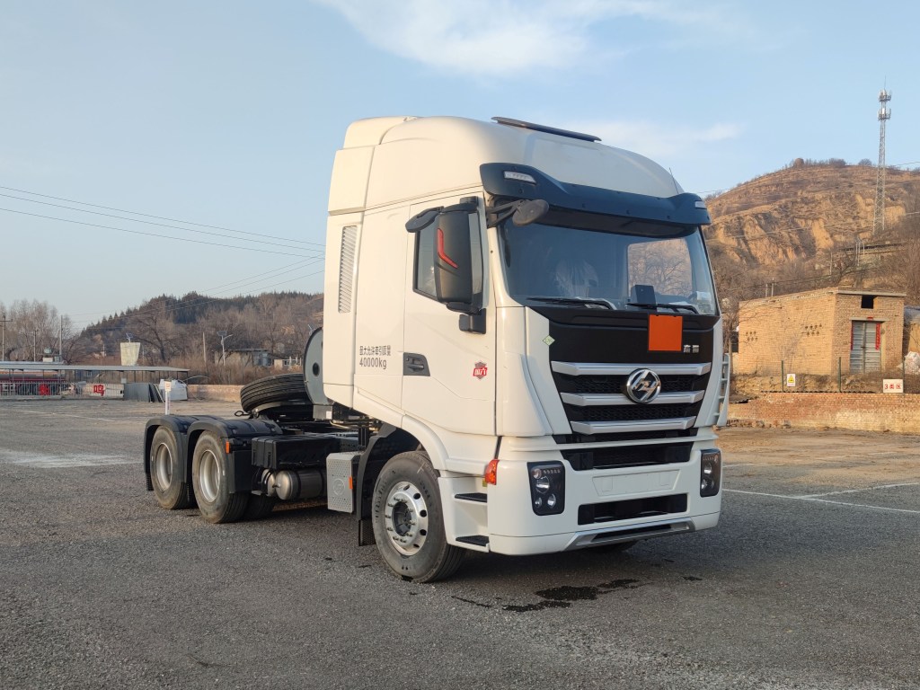 红岩牌 420马力 危险品运输半挂牵引车(CQ4257HD12384TU)