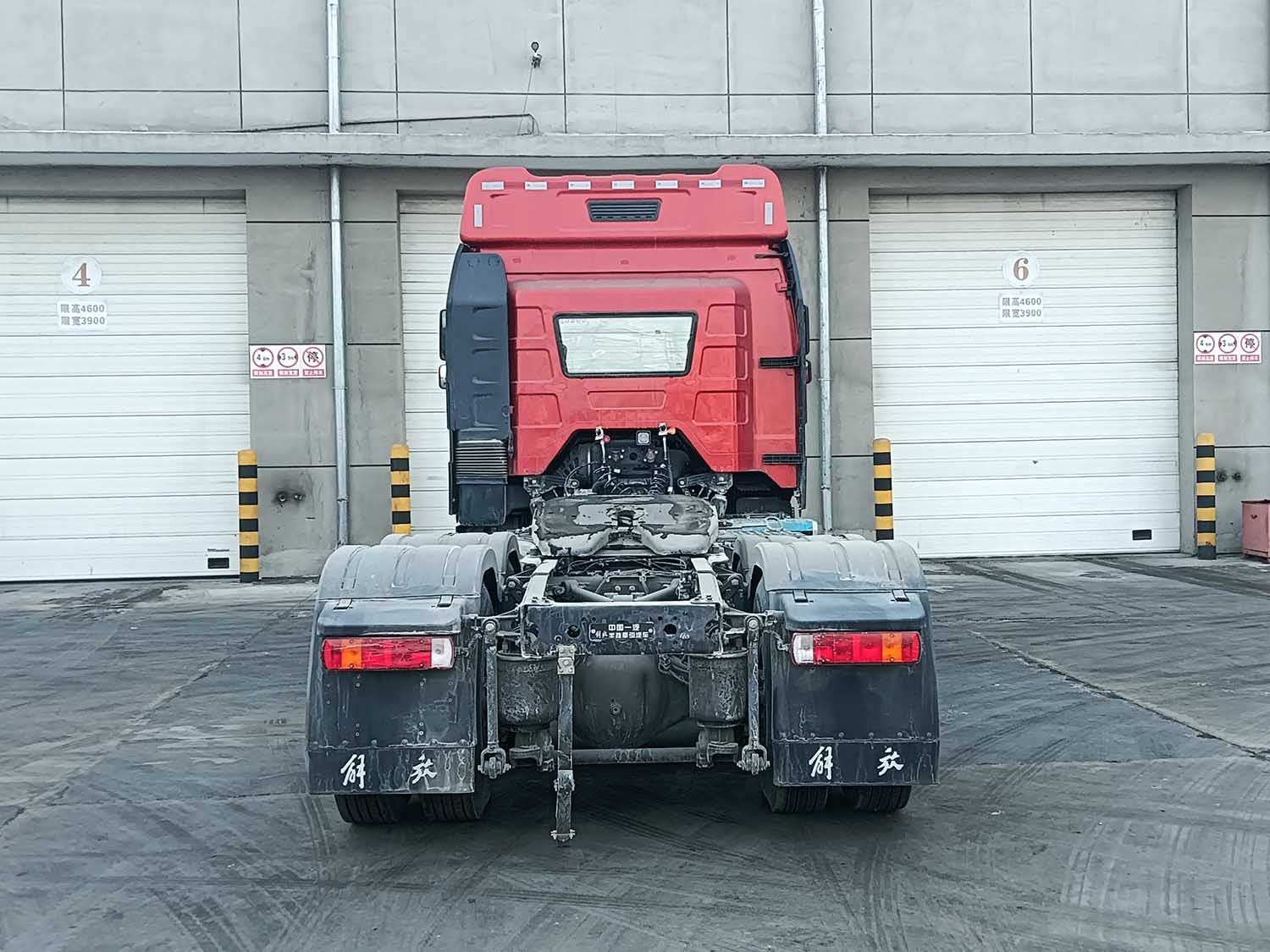 CA4250P66K24T1E6Z 解放牌503马力后双桥,后八轮柴油国六危险品运输半挂牵引车图片