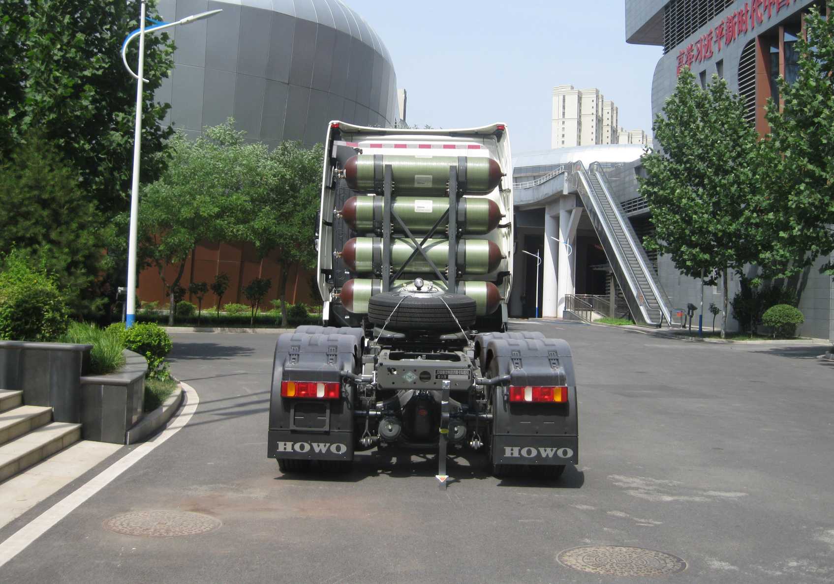 ZZ4257V384HF1CB 豪沃牌445马力后双桥,后八轮CNG国六牵引汽车图片