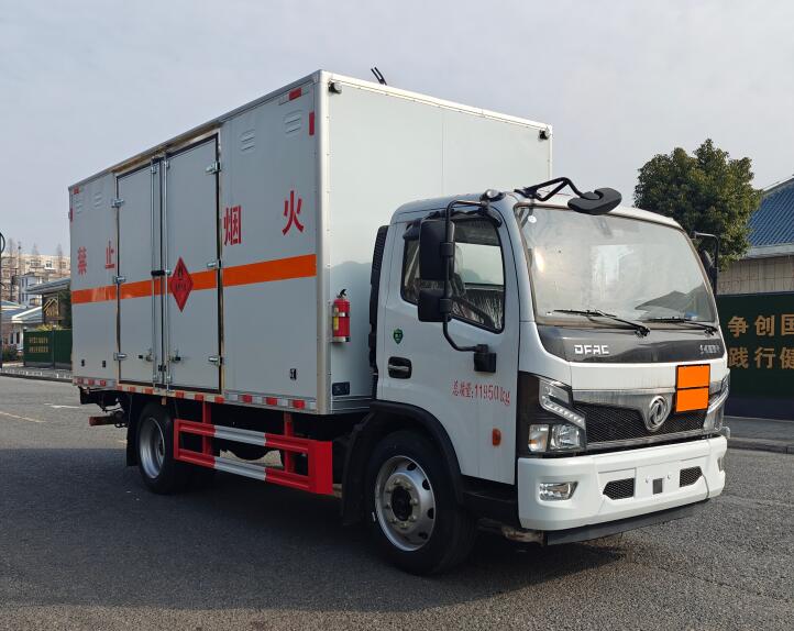 程力威牌CLW5120XRQE6易燃气体厢式运输车