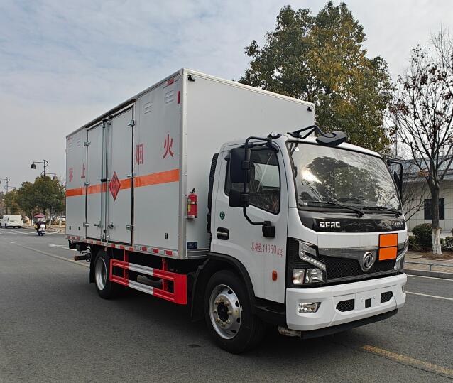 程力威牌CLW5120XRYE6易燃液体厢式运输车