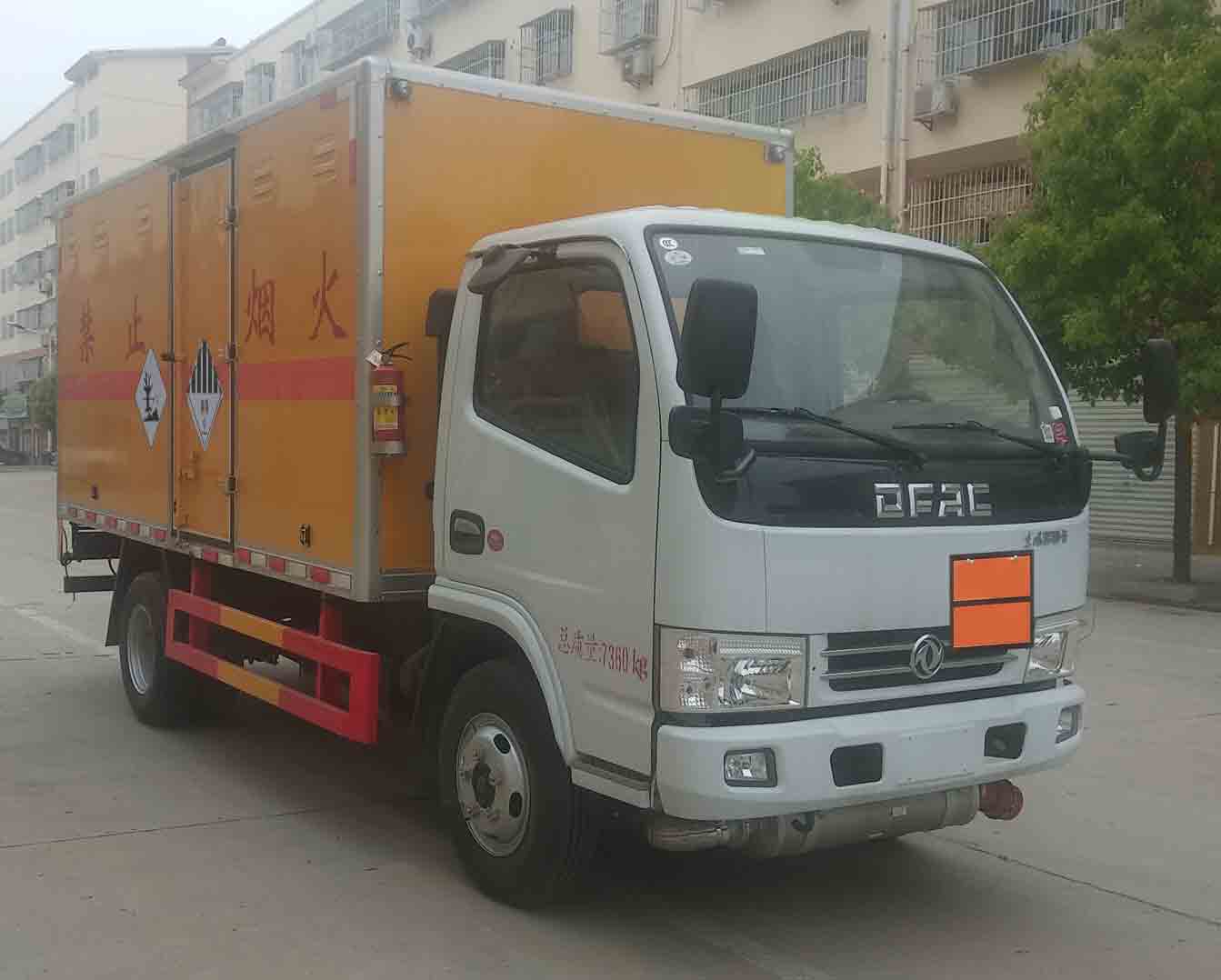 程力威牌CLW5073XZW6杂项危险物品厢式运输车