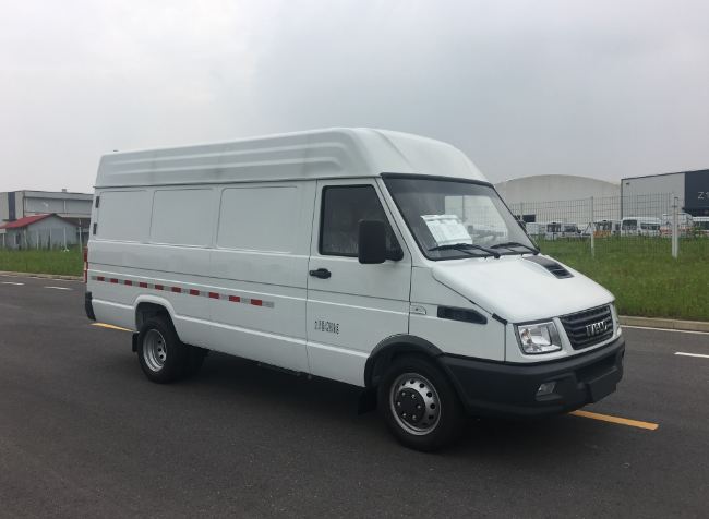 依维柯牌NJ5046XXYA厢式运输车