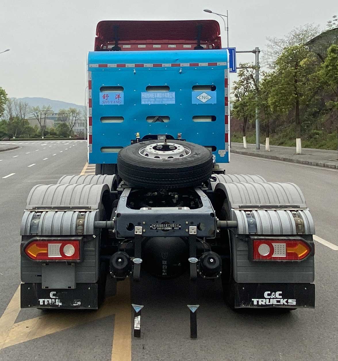 QCC4253N664-2 集瑞联合牌500马力后双桥,后八轮CNG国六牵引汽车图片