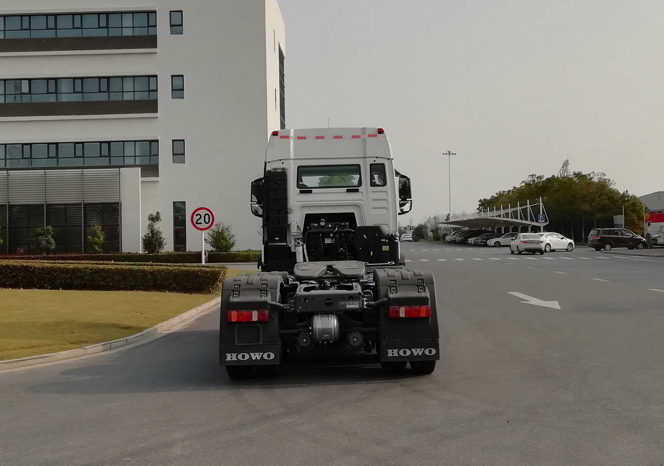 ZZ4257V324GF1 豪沃牌430马力后双桥,后八轮柴油国六牵引汽车图片