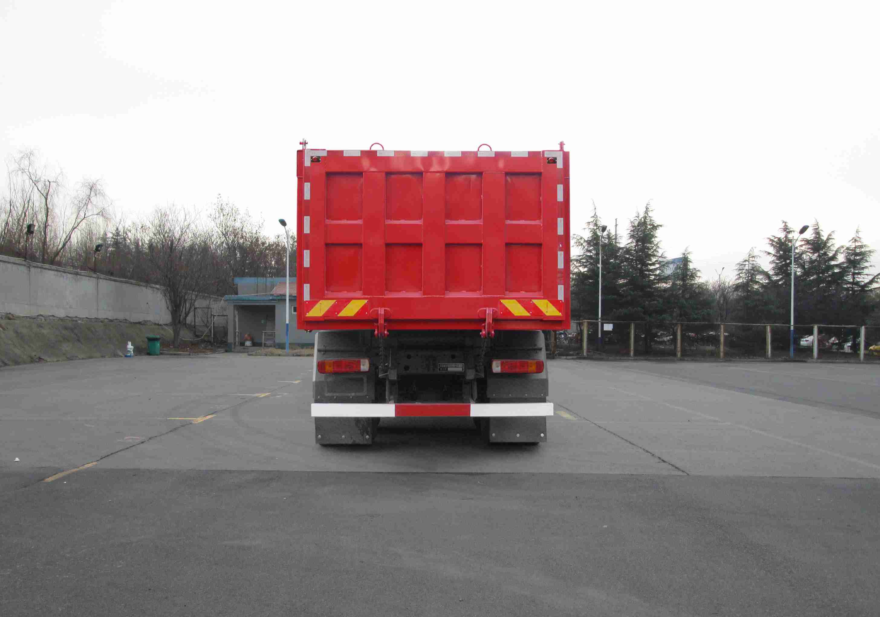 豪沃牌ZZ5317ZLJV506HF1自卸式垃圾車公告圖片