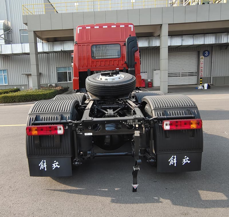 解放牌CA4255P1K15T1E6A80危险品运输半挂牵引车公告图片