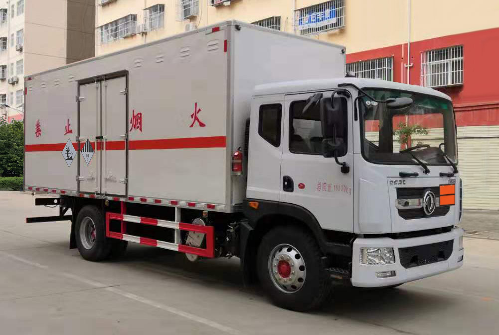 程力威牌CLW5180XZWE6杂项危险物品厢式运输车