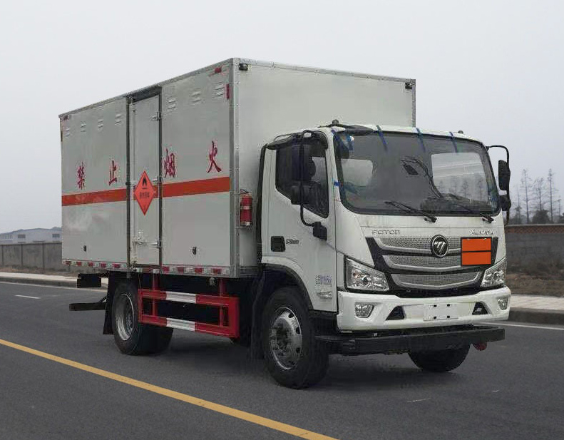 程力威牌CLW5120XRYB6易燃液体厢式运输车
