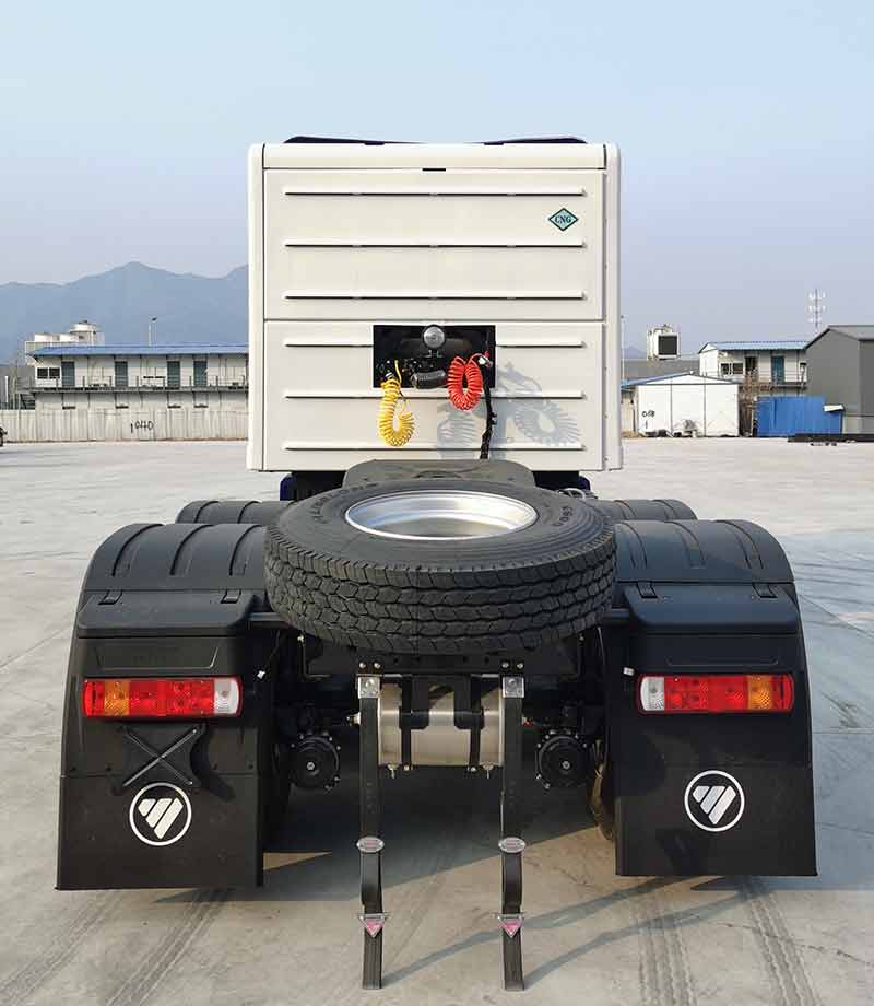 BJ4259C6DLL-01 欧曼牌460马力后双桥,后八轮CNG国六半挂牵引车图片