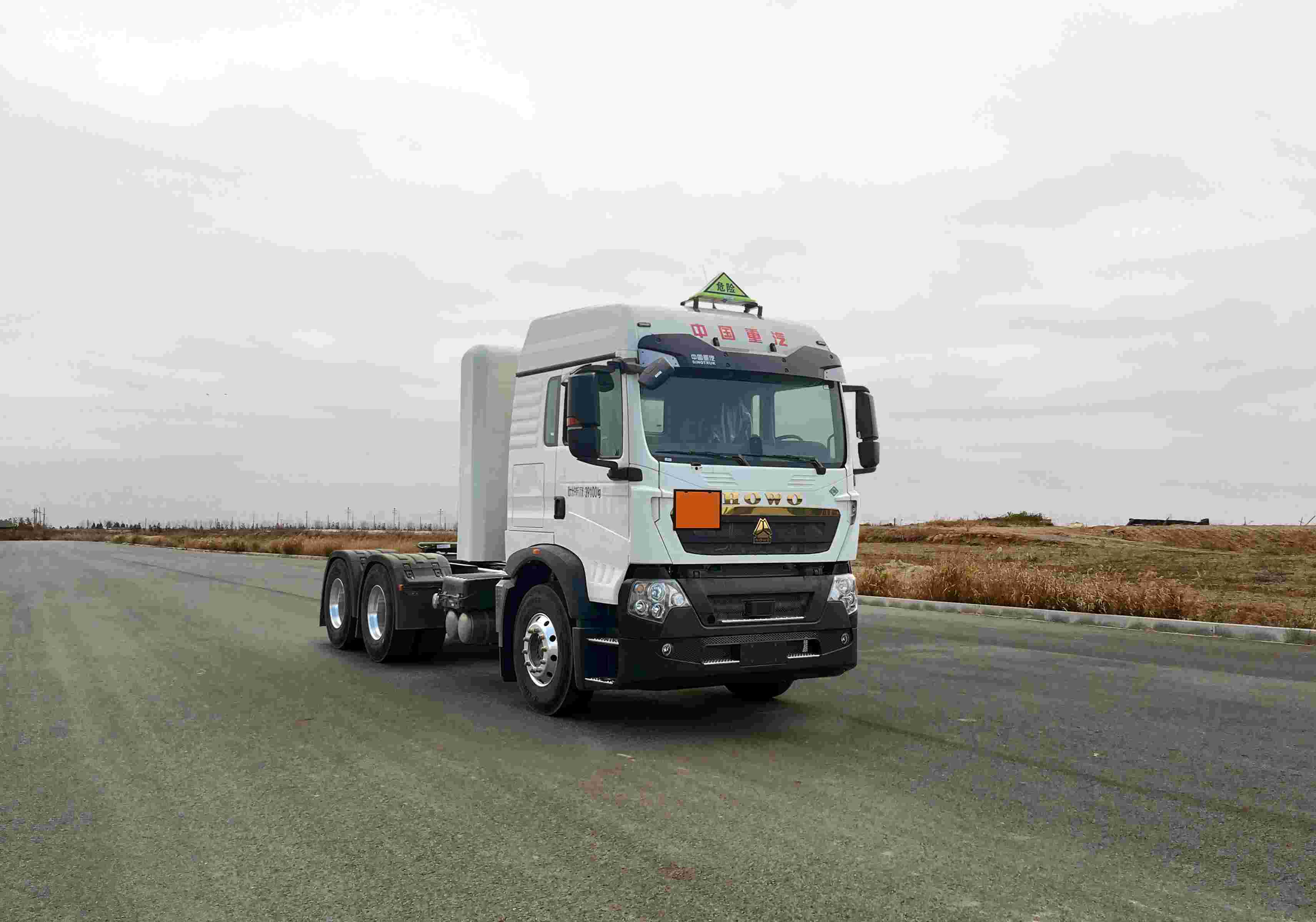 豪沃牌 404马力 危险品牵引车(ZZ4257V384GF1CW)