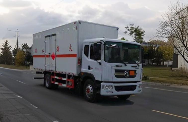 程力威牌CLW5180XRYE6易燃液体厢式运输车