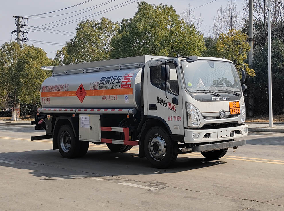 专威牌HTW5121GJYBQ6加油车