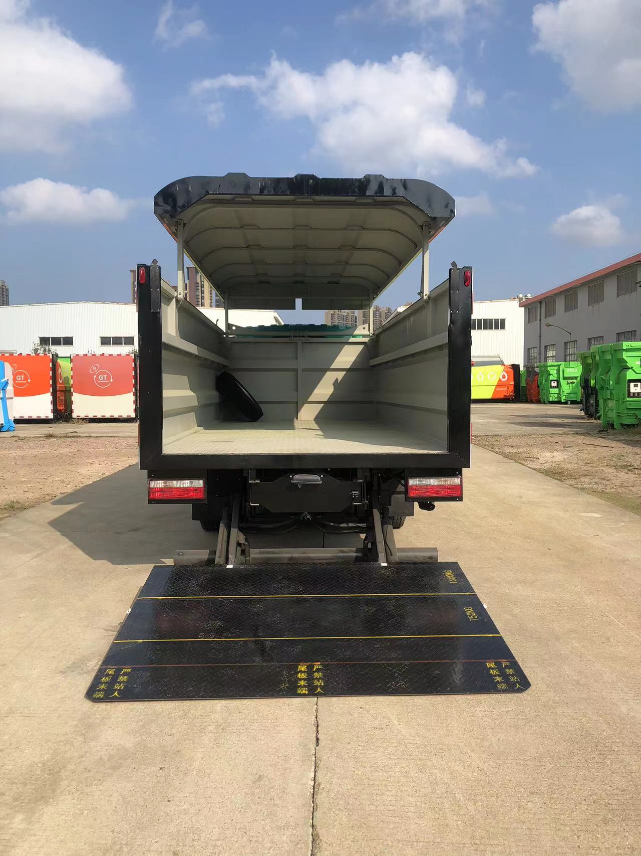 東風牌EQ5083XTYSBEV純電動密閉式桶裝垃圾車公告圖片