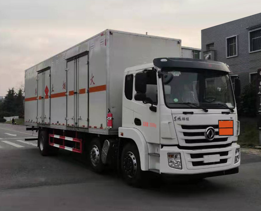程力威牌CLW5260XRYE6易燃液体厢式运输车