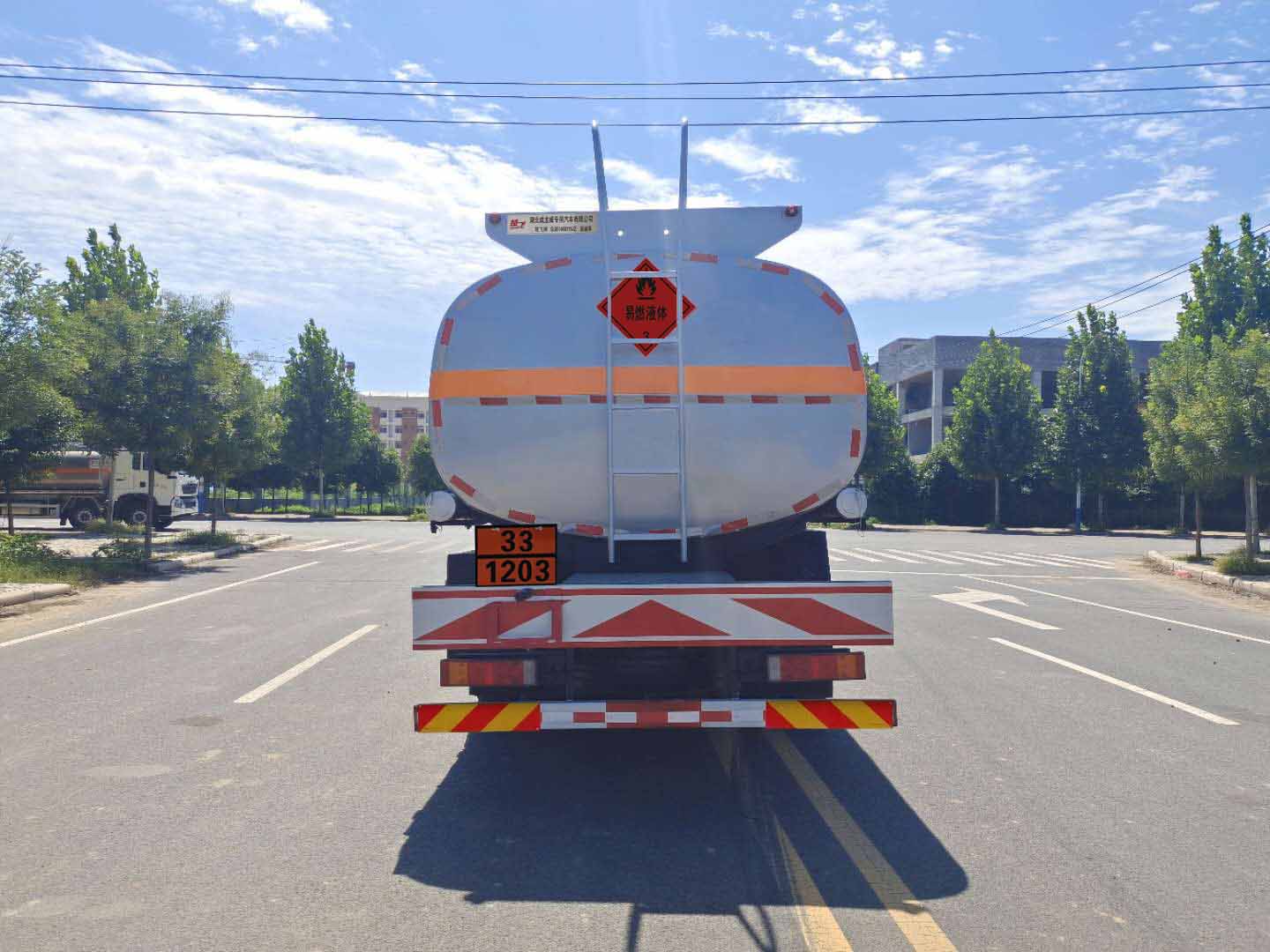 楚飛牌CLQ5260GYY6LZ運(yùn)油車公告圖片