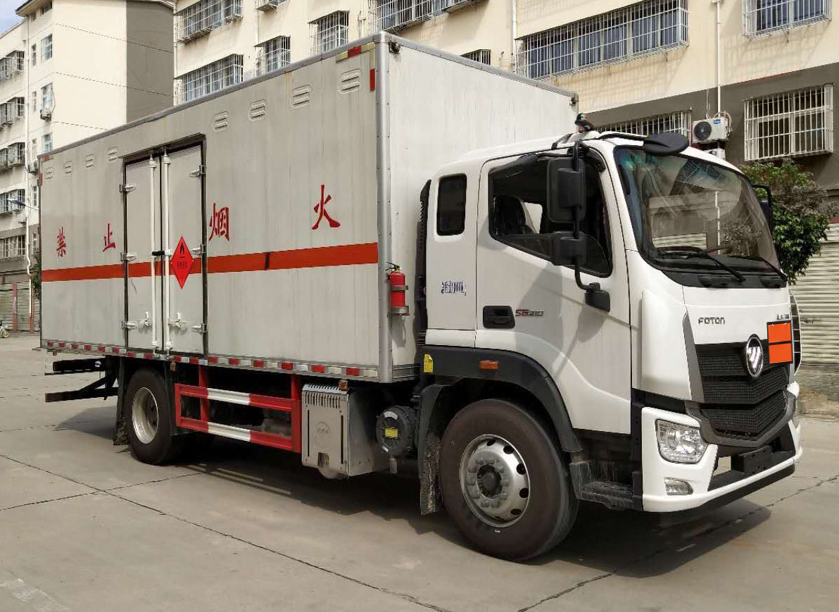 程力威牌CLW5181XRYB6易燃液体厢式运输车